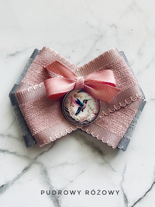 Brosza z koliberkiem zamkniętym pod kaboszonem NEW