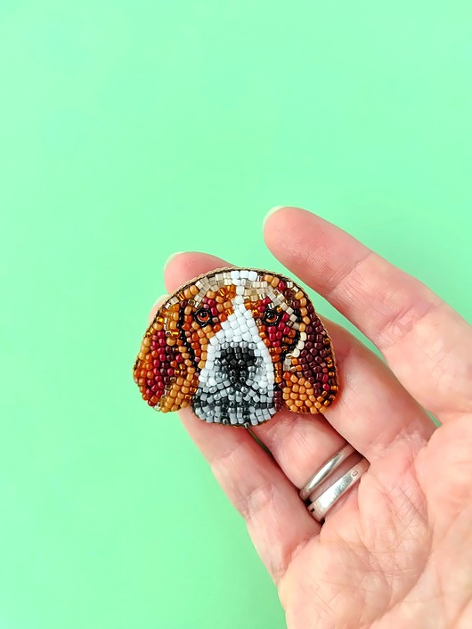 Broszka Beagle, ręcznie haftowana koralikami