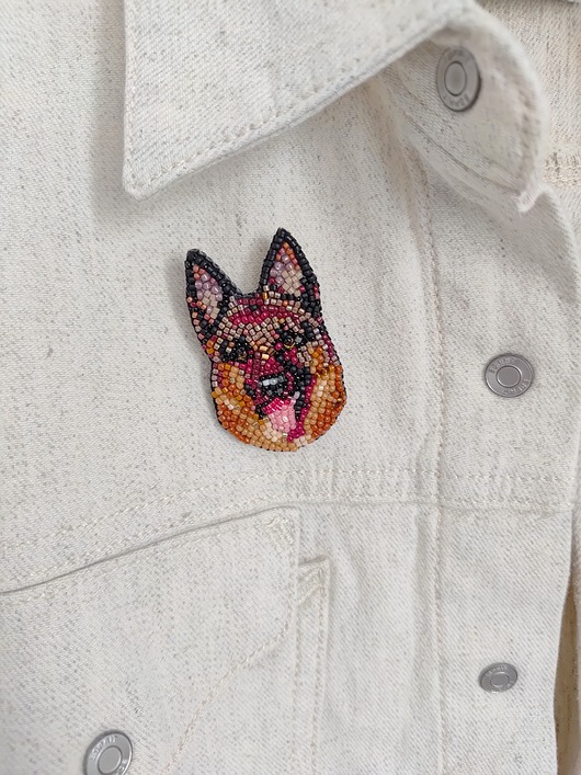 Broszka Owczarek Niemiecki, ręcznie haftowana koralikami