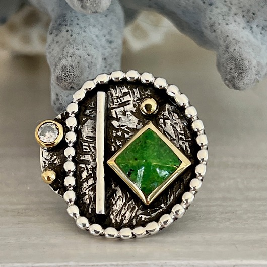 Pierścionek srebrny - Duży artystyczny z jadeitem i cyrkonią.