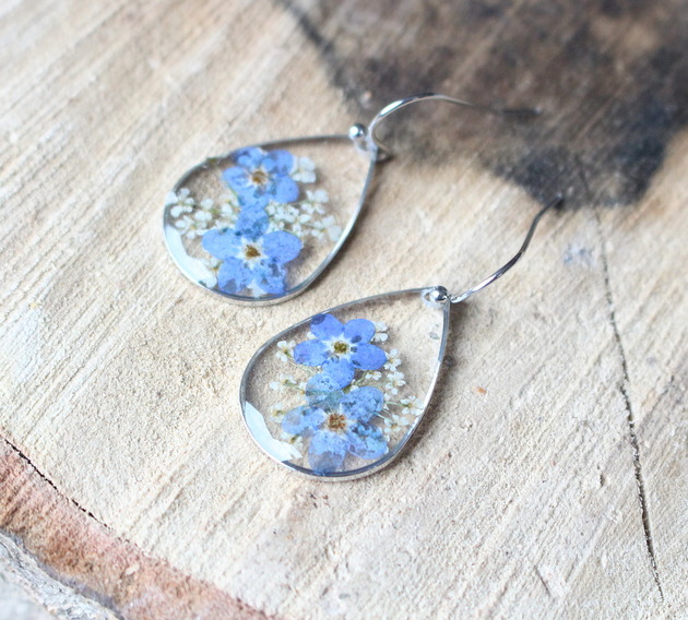 Magia żywicy - kolczyki niezapominajki