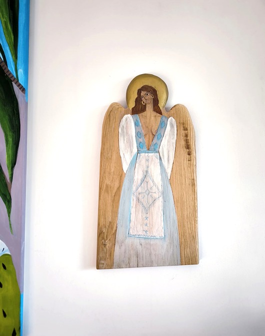 Anioł ludowy z drewna dębowego