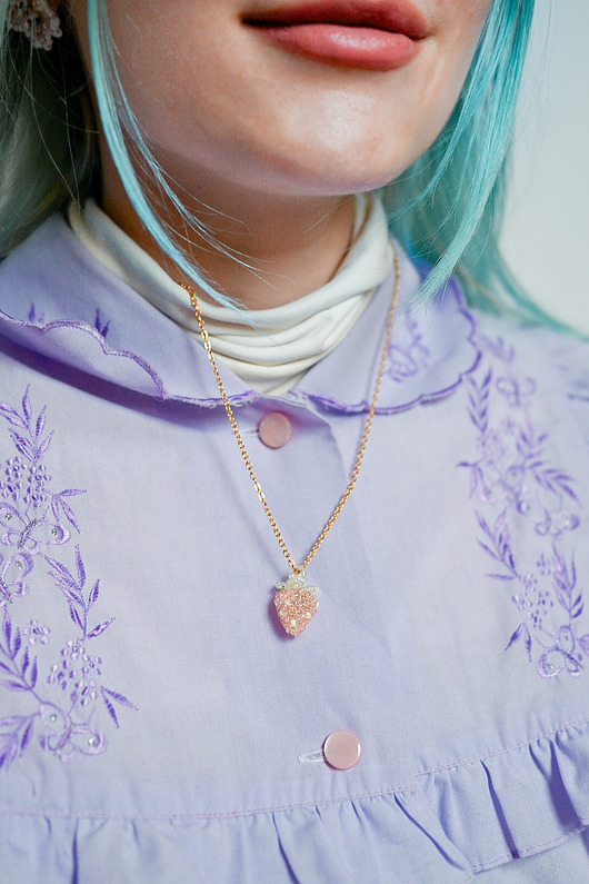 Unikatowy naszyjnik ze szklanych koralików z truskawką kwiaty biżuteria