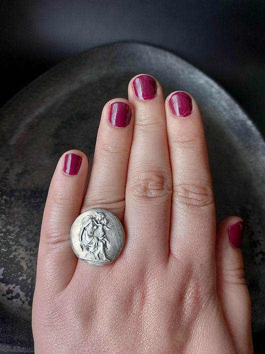 Srebrny pierścionek/Psyche-bogini z aniołkiem