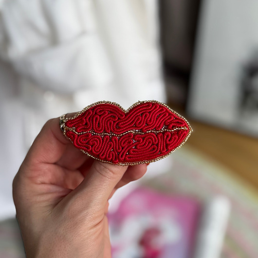 Broszka czerwone usta