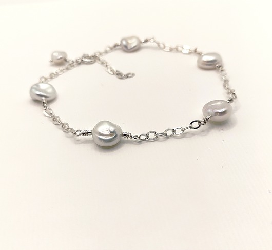 Bransoletka z morskich pereł na łańcuszku