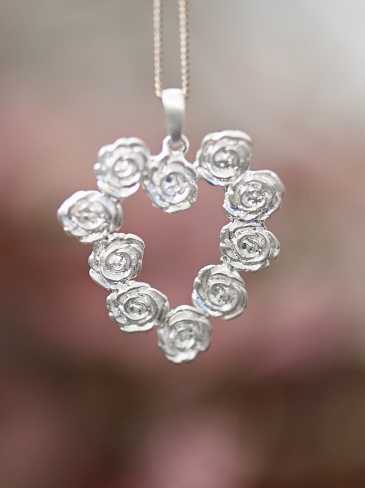 Zawieszka serce z różyczkami