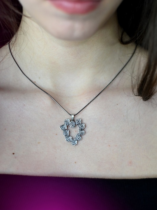 Zawieszka serce z różyczkami szare