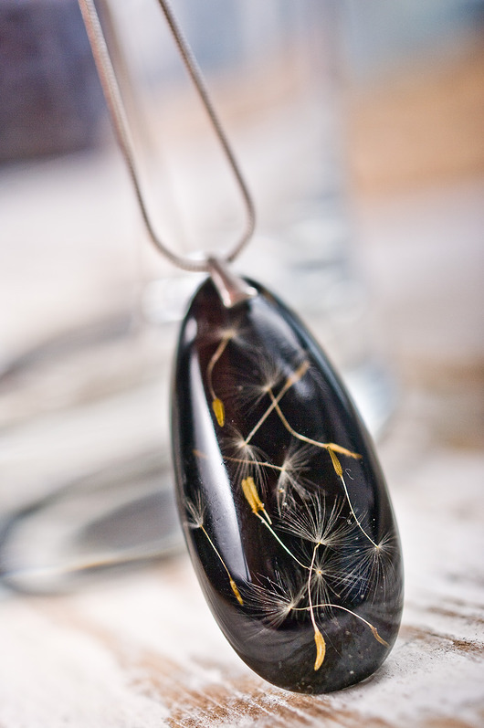 Naszyjnik z nasionkami dmuchawca w żywicy