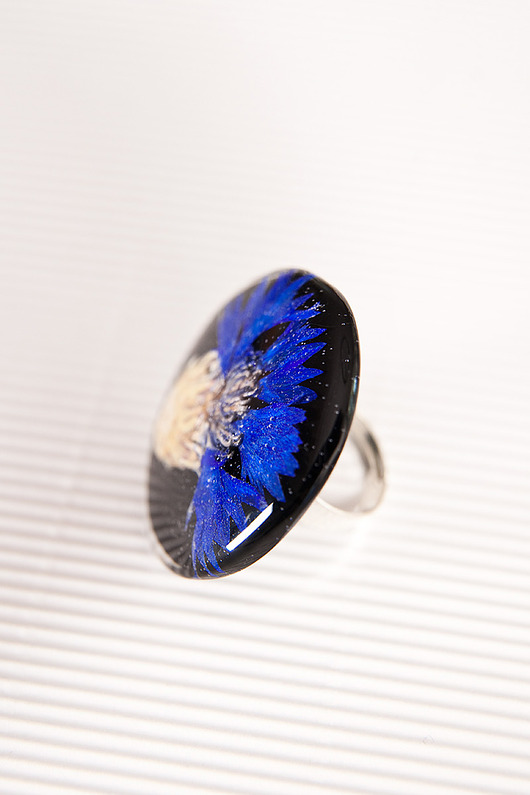 Artystyczny pierścionek z chabrem w żywicy.