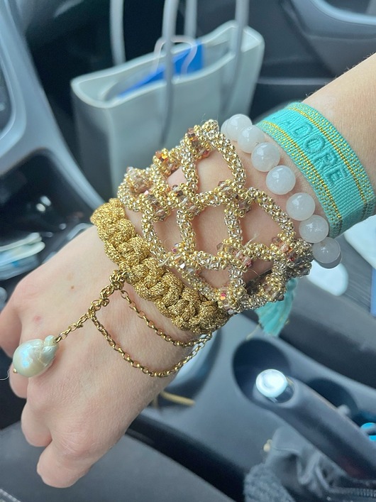 Bransoletka Nieskończonośćmankiet koraliki złota