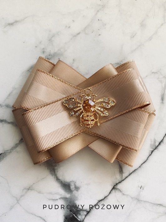 Brosza z Owadem z różowymi kryształkiem