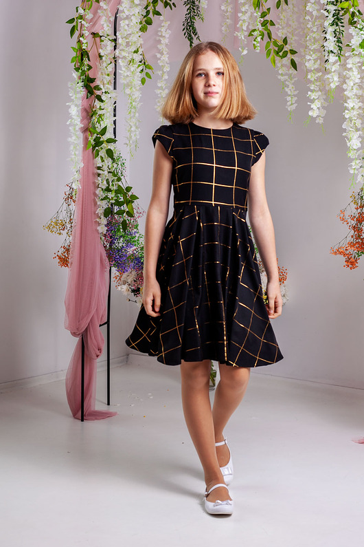 Elegancka czarna sukienka w złotą kratkę dla dziewczynki Suzan