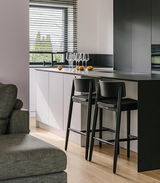 Czarne krzesło barowe DANTE