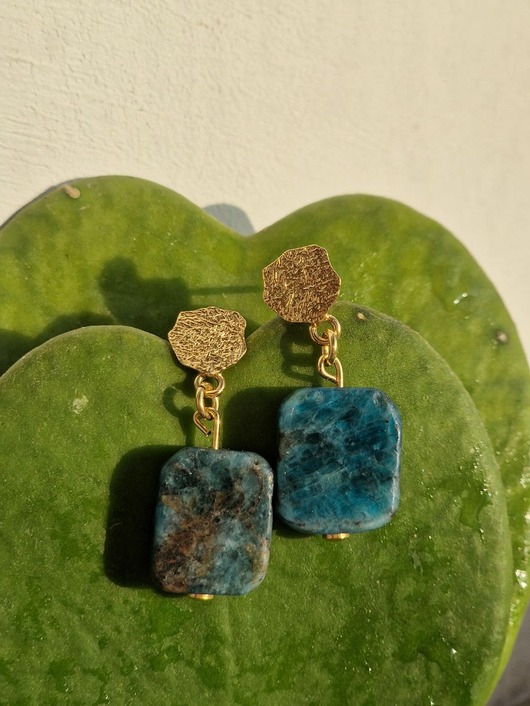 Złote kolczyki z turkusowym apatytem