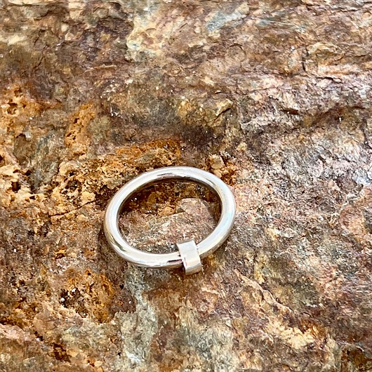 Pierścionek srebrny z kółeczkiem