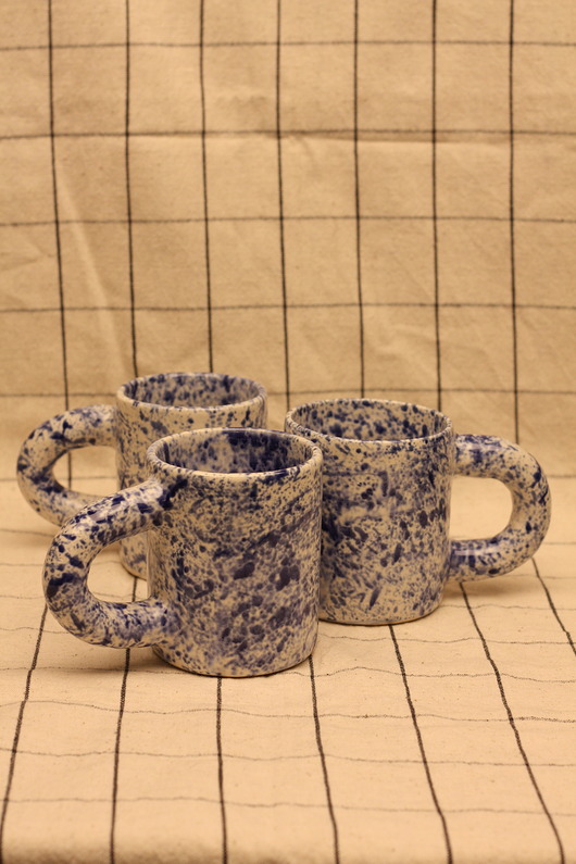Duży kobaltowy kubek ceramiczny w ciapki. Ceramika ręcznie robiona