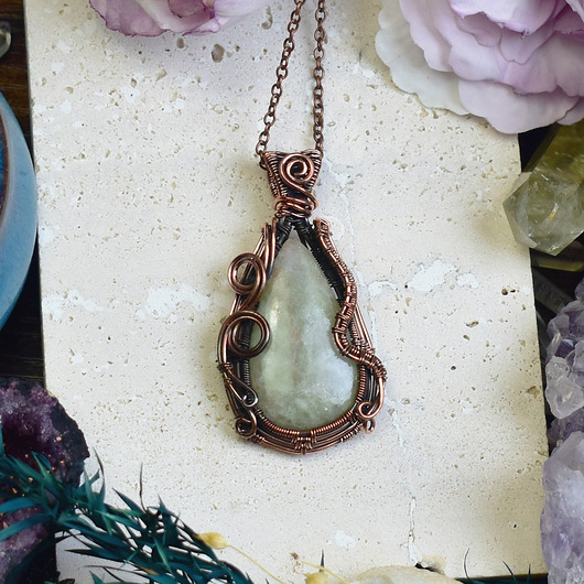 Miedziany wisiorek wire wrapping z serafinitem aqua