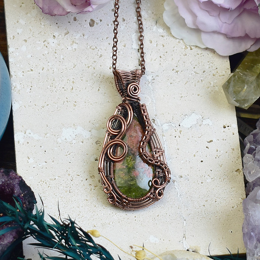 Miedziany wisiorek wire wrapping z unakitem