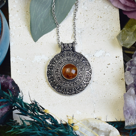 Miedziany posrebrzany wisiorek z bursztynem - etniczny, boho