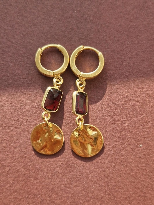 Wiszące złote kolczyki z granatem