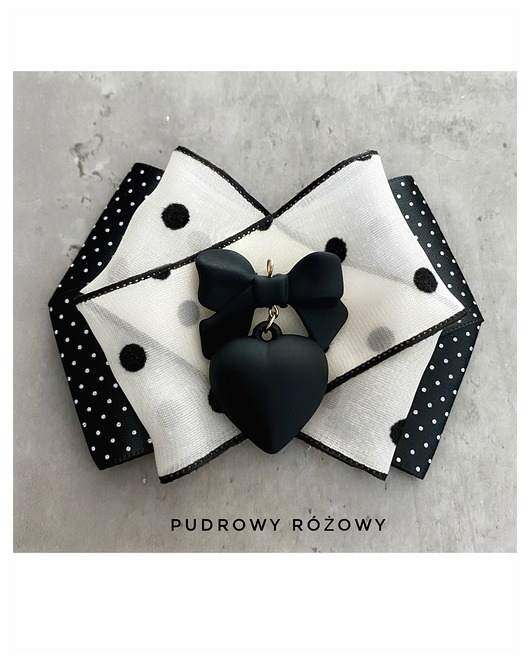 Brosza z serduszkiem i kokardką Nowość Kropki