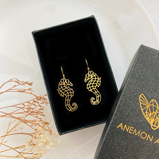 Ażurowe kolczyki pozłacane konik morski, z konikiem