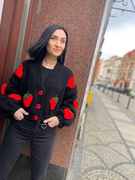 Dzianinowy kardigan z truskawkami