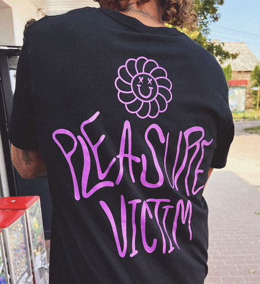 Czarny Przedłużany T-shirt Pleasure Victim