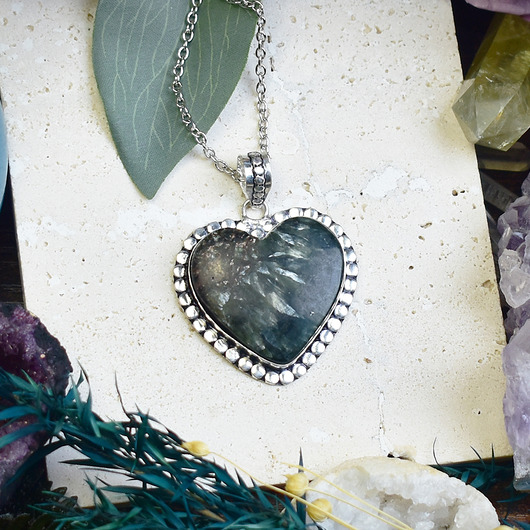 Miedziany posrebrzany wisiorek z serafinitem - serce