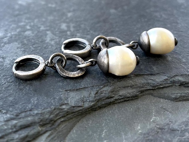 Kolczyki srebrne wiszące z białą perłą