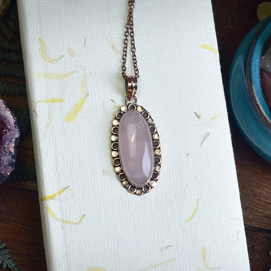 Miedziany ozdobny wisiorek z różowym kwarcem