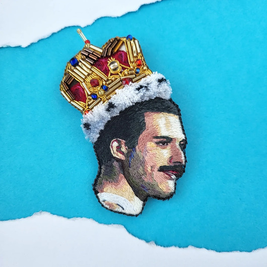 Broszka portret Freddie Mercury w koronie, ręczny haft
