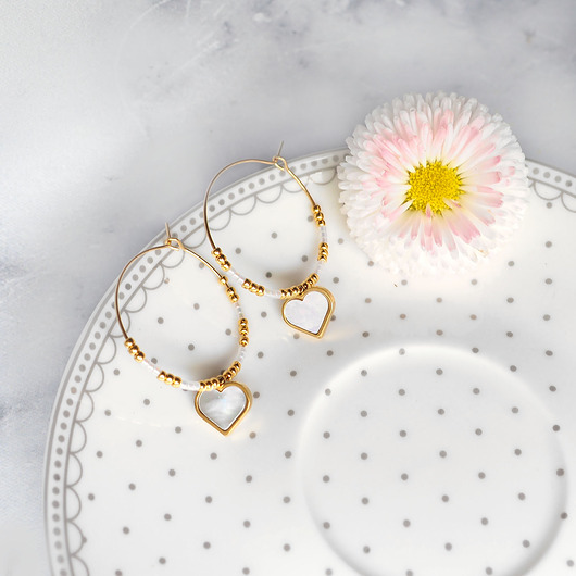 CUDNE kolczyki pozłacane serduszka z masy perłowej