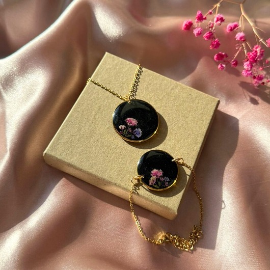 Komplet z kwiatami gipsówki