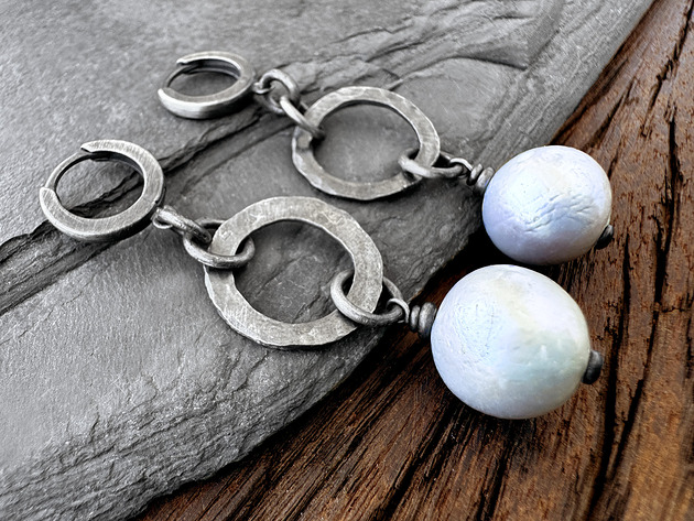 Duże, srebrne kolczyki z białą, kulistą perłą