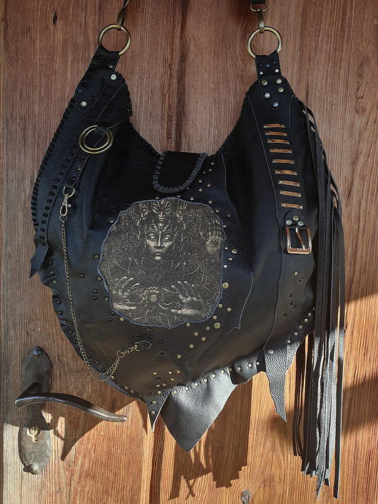 Skórzana dzika torba z frędzlami.