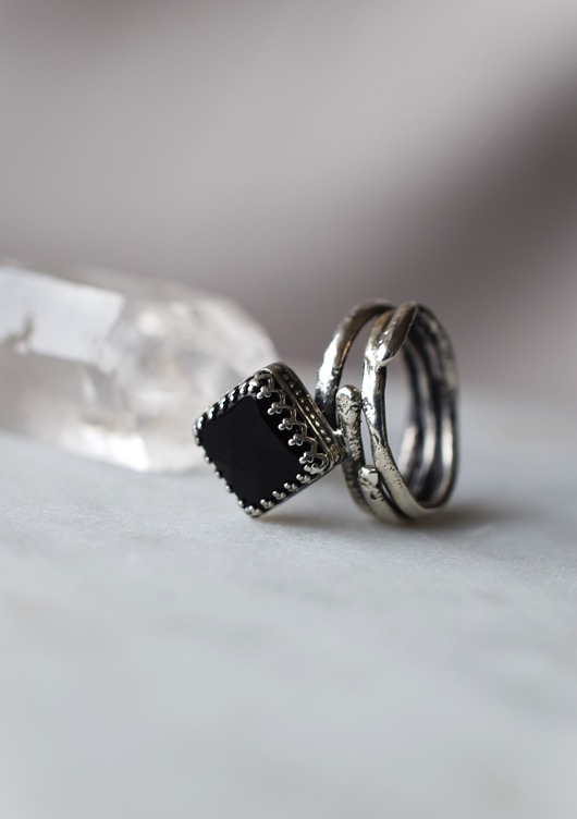 Srebrny pierścień z onyksem