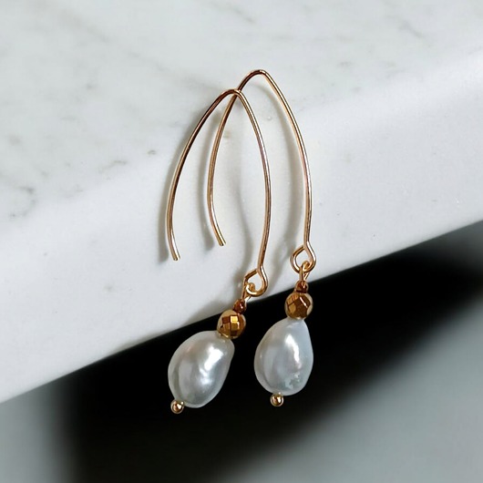 LUX. Srebrne perły - kolczyki na długich biglach