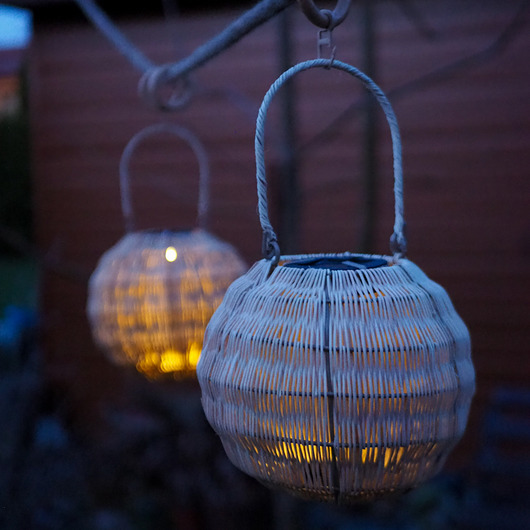 Okrągły lampion solarny wiszący- 2 rozmiary, rattan FSC