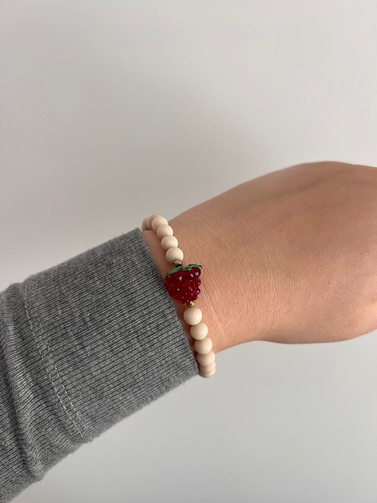 Szklana malinka, matowe kamienie rzeczne