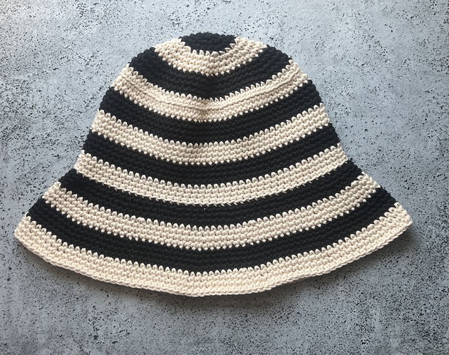 Bawełniany letni kapelusz w czarno kremowe paski