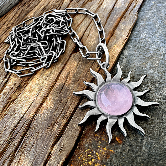 Duży, srebrny wisior symbol Słońca z kwarcem różowym 12 mm