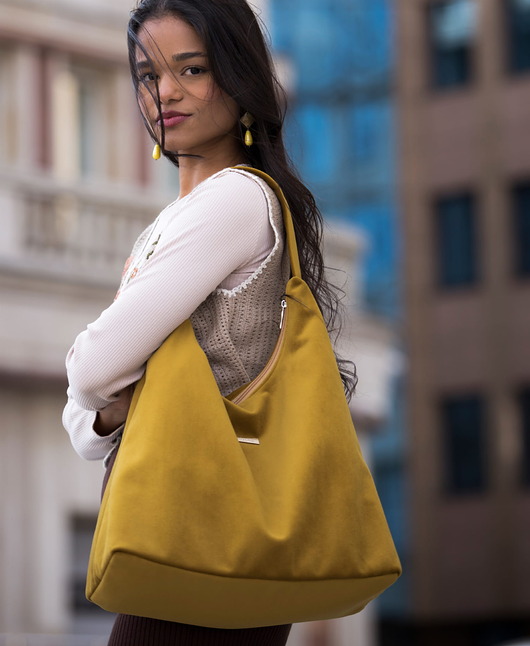 Torba HOBO z musztardowego weluru tapicerskiego