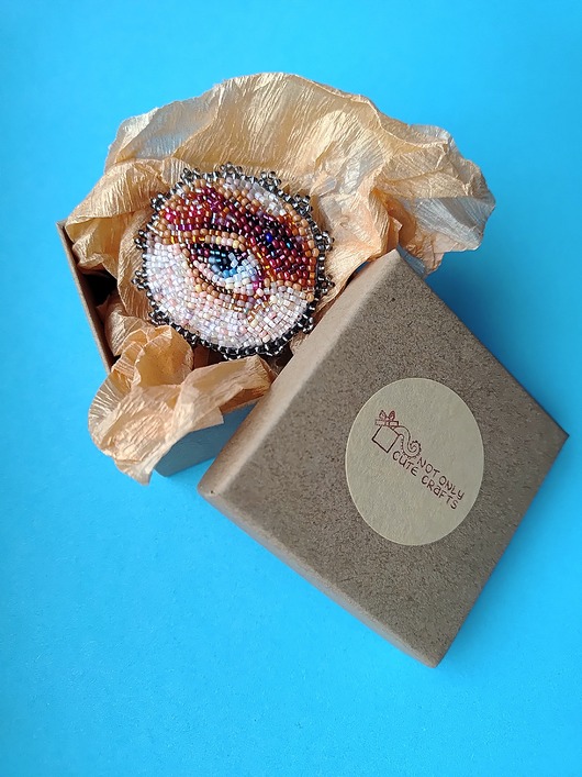 Broszka Lover's Eye, ręczny haft koralikami