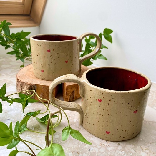 Kubek w serca ręcznie lepiony