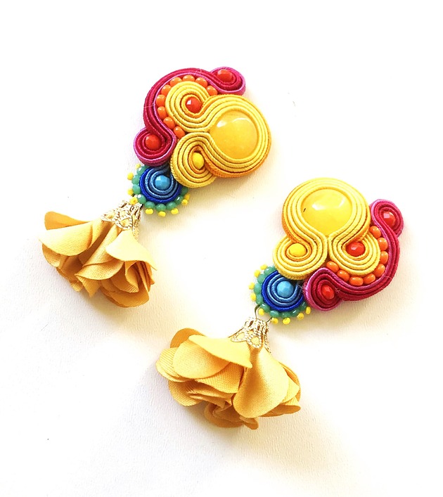 Sutaszowe kolczyki MENTONA z kwiatami