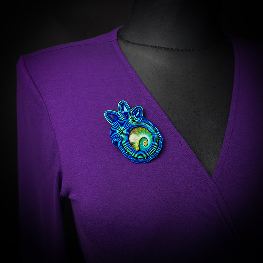 Zielono kobaltowa broszka z zawijaskiem