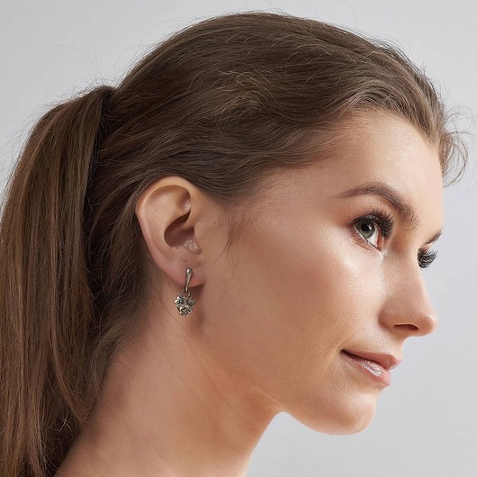 Drobne kolczyki ze srebrnymi kwiatami