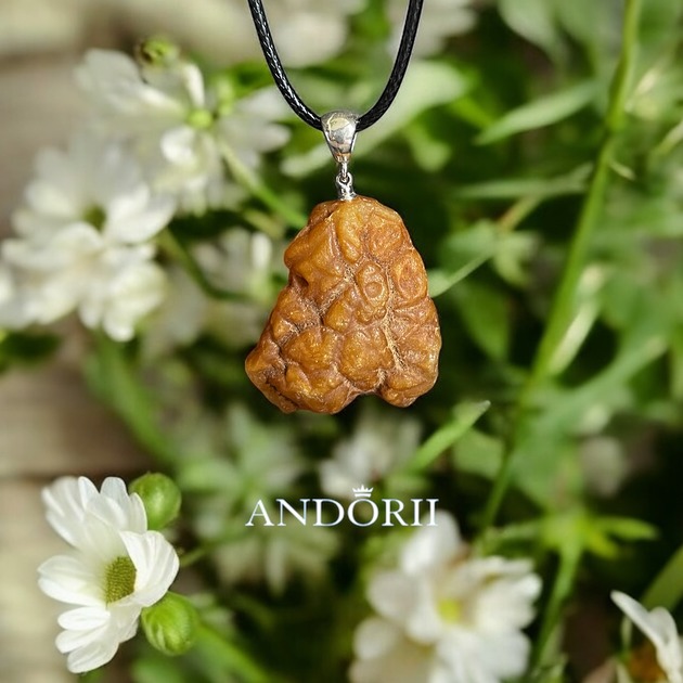 Wisiorek z naturalnego bursztynu